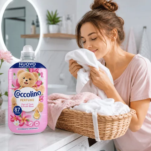 Coccolino öblítő koncentrátum Fiori di Tiare & Frutti Rossi - egzotikus gyümölcsös illat 1,827 L, 87 mosás