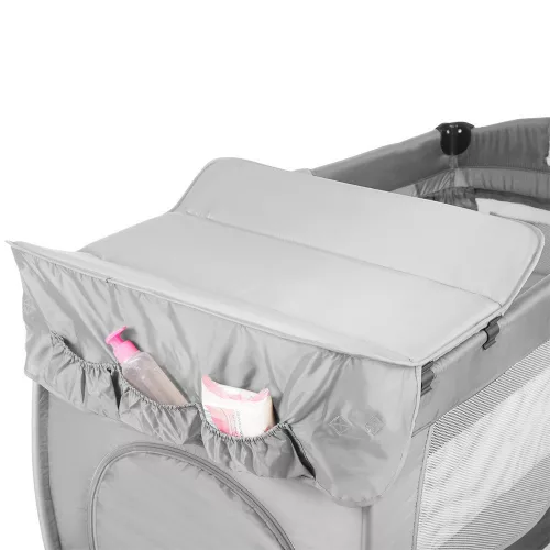 Utazóágy pelenkázó lappal és játékhíddal, szürke