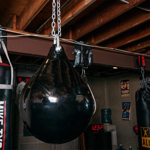 Vízzel tölthető boxzsák lánccal, fekete